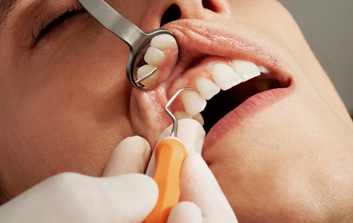 Atención odontológica en un consultorio dental