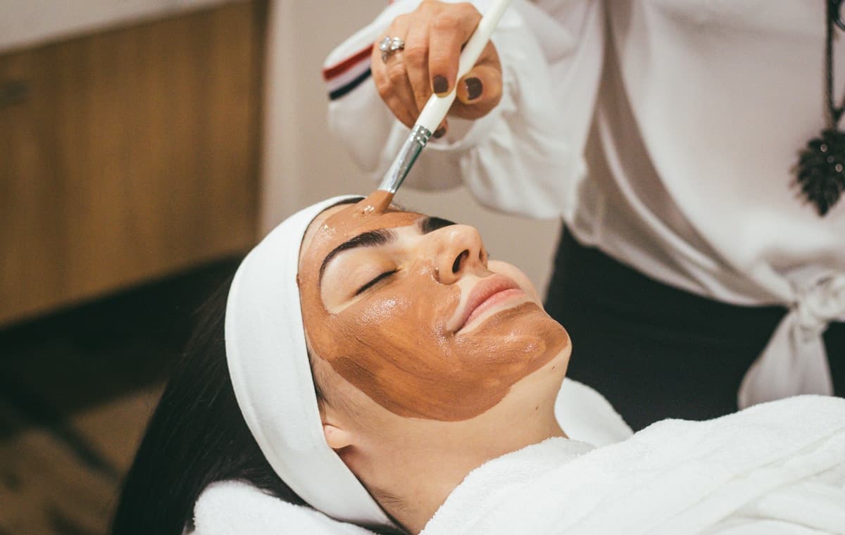Profesional realizando un tratamiento facial en un centro de estética