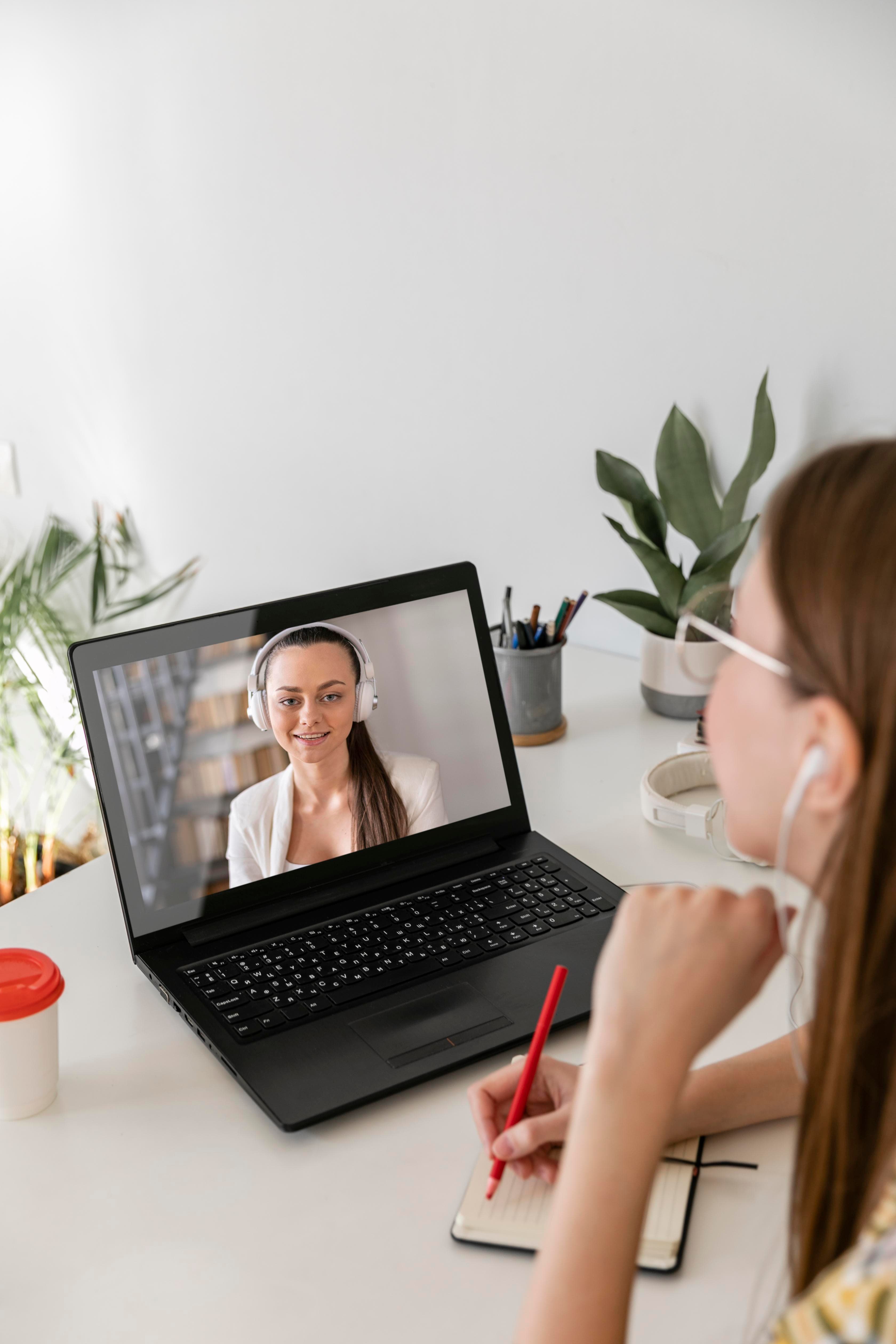 Sesión de psicología online mediante videollamada